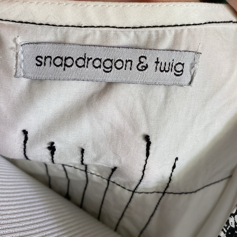 SNAPDRAGON & TWIG Floral Print White and Black Women's Top/dress. Long loose fit - Picture 6 of 9